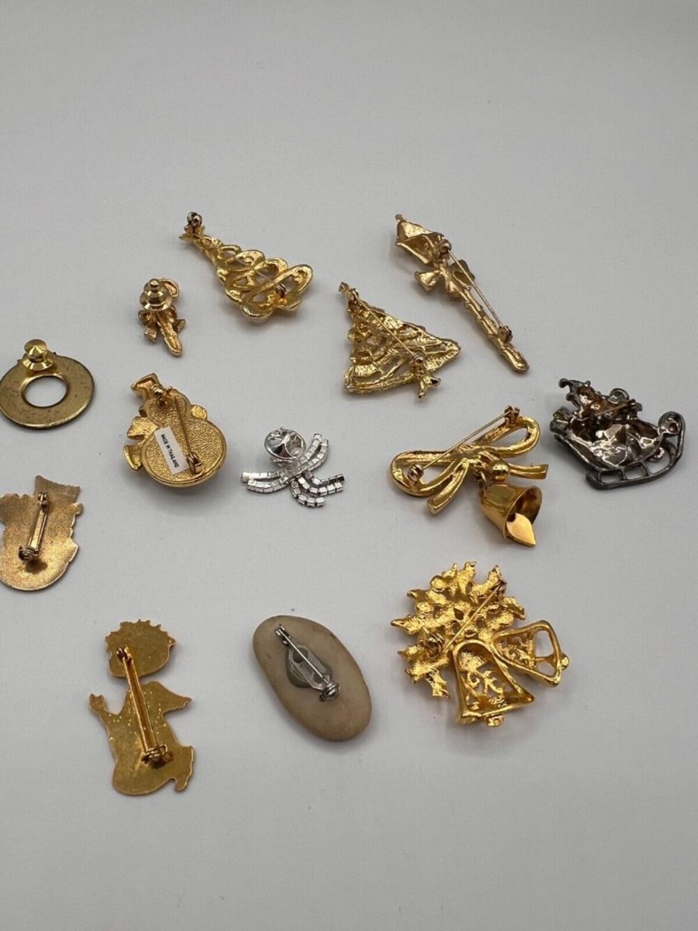 Vintage Christmas Brooches Pins Set of 13 Metal Stone Plastic Unsigned - Picture 2 of 16